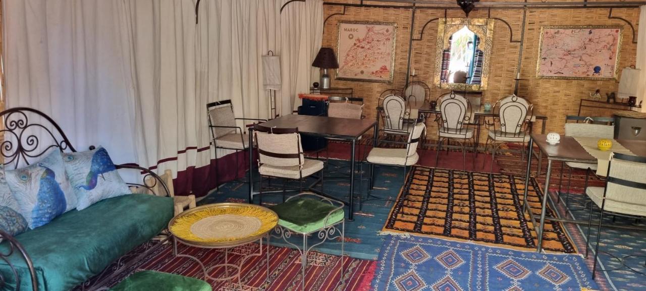 タルーダント Les Trois Paons Bed & Breakfast エクステリア 写真