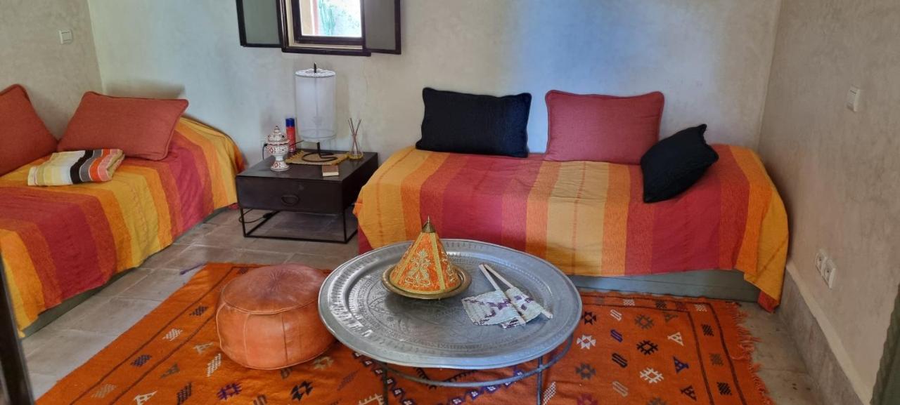 タルーダント Les Trois Paons Bed & Breakfast エクステリア 写真