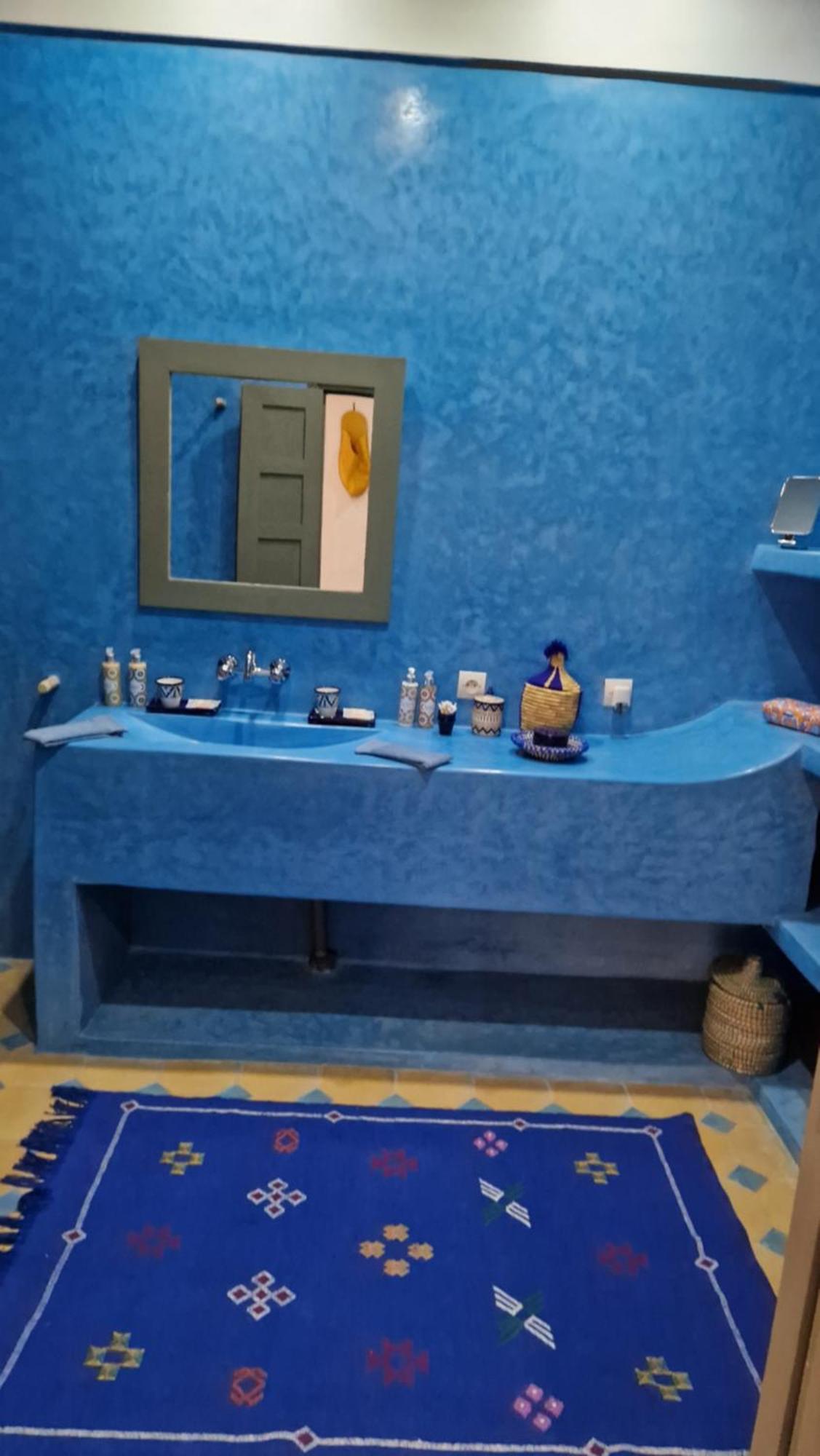 タルーダント Les Trois Paons Bed & Breakfast エクステリア 写真
