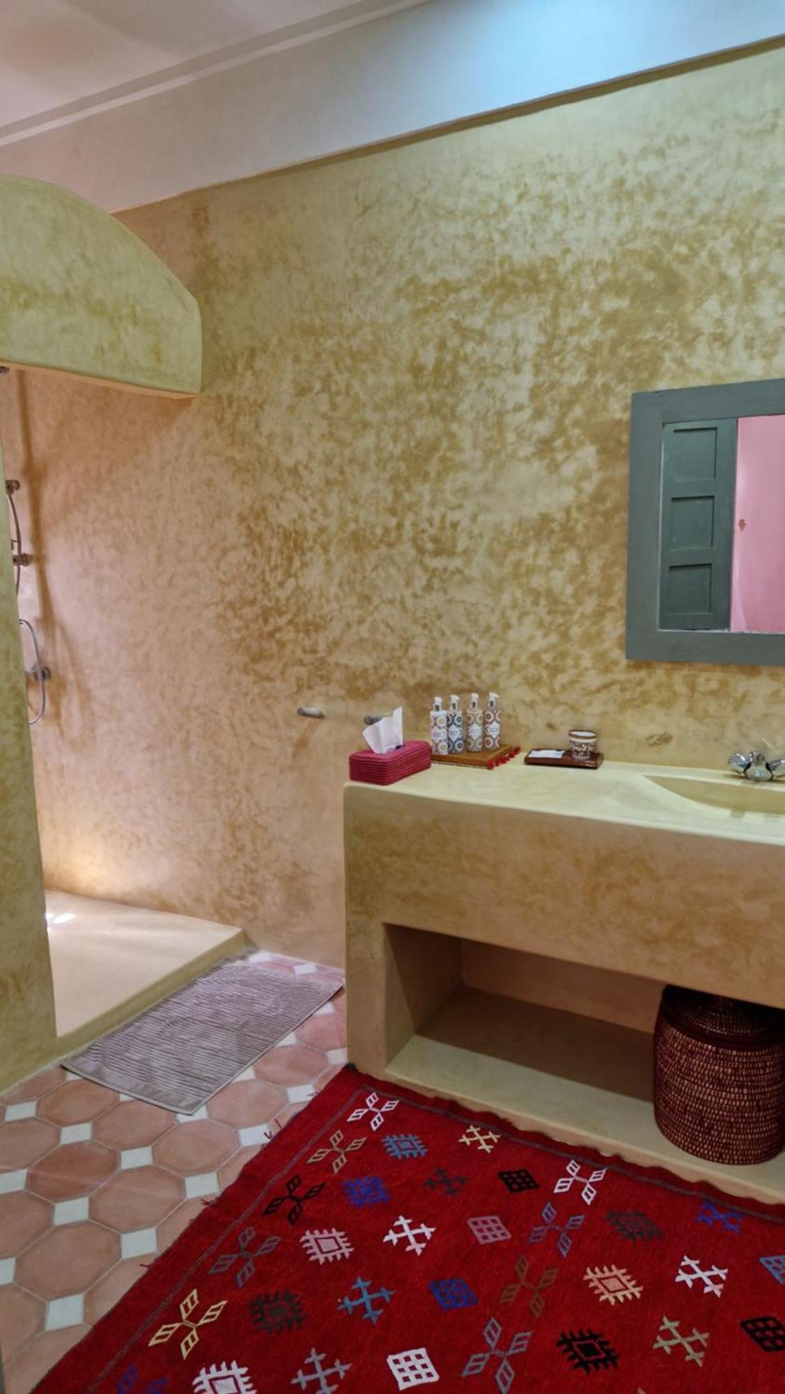 タルーダント Les Trois Paons Bed & Breakfast エクステリア 写真
