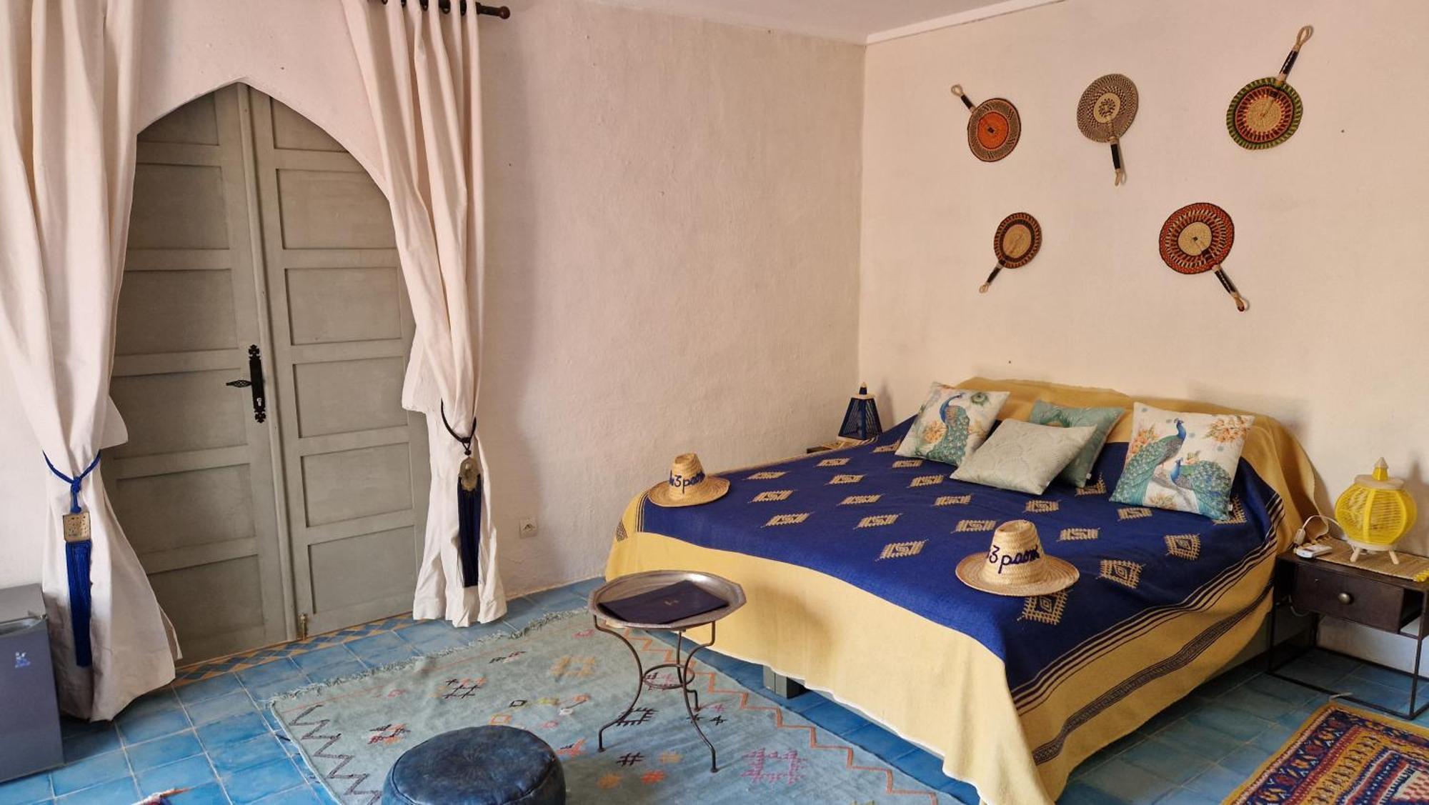 タルーダント Les Trois Paons Bed & Breakfast エクステリア 写真